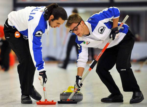 冬奥会冰壶赛场多次违例中国队教练发声世界壶联咋解决？(图1)