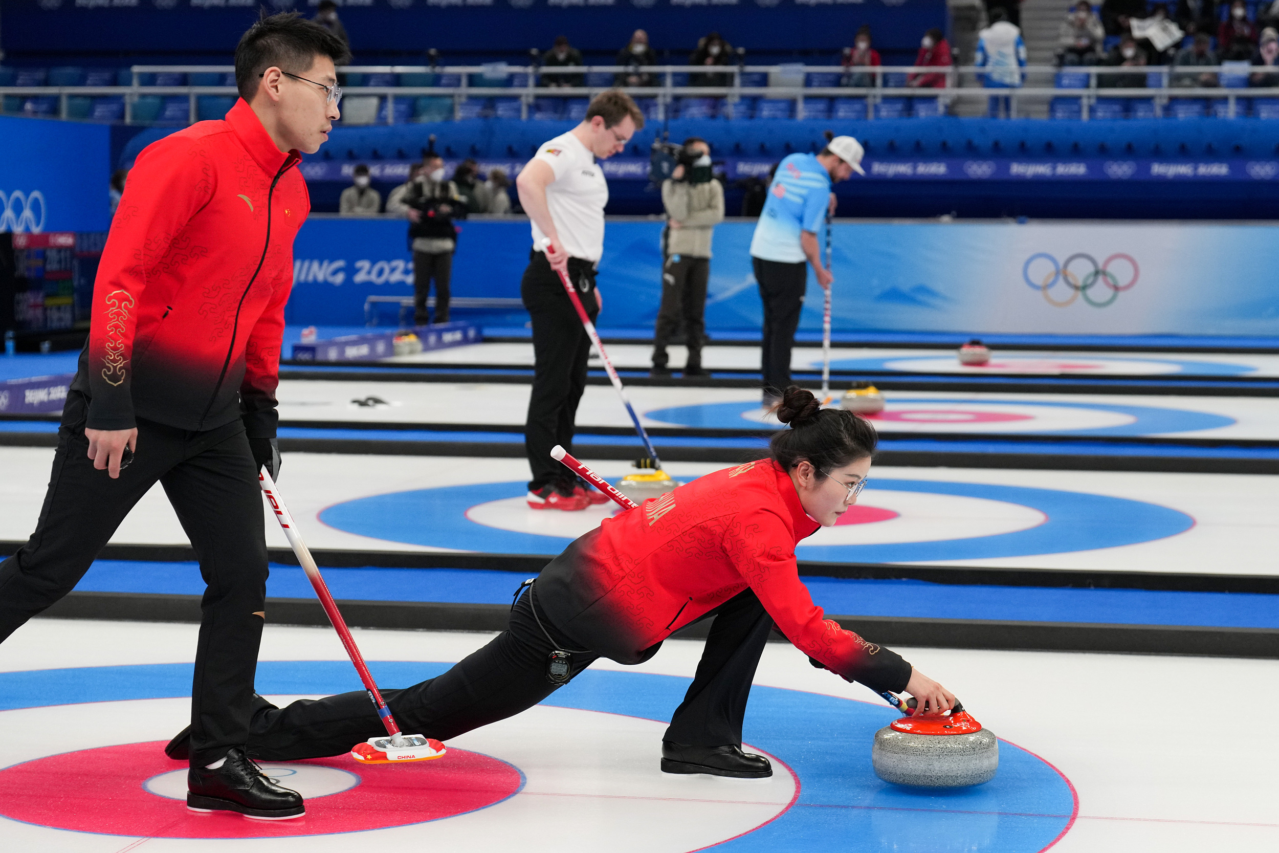 米兰冬奥会）冰壶女子循环赛：中国队负于瑞典队(图1)