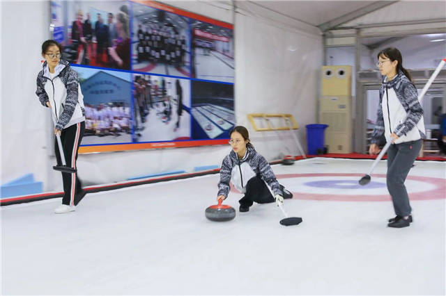 MK体育双奥场馆过大年滑冰冰壶迎新春(图1)