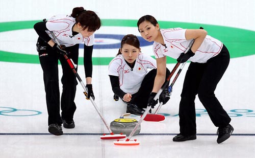 冬奥冰壶爆大冷！亚洲全军覆没美国绝杀世界第一中国男女队双双垫底！4强诞生(图1)