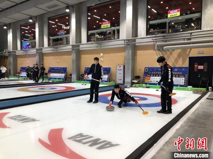 MK体育集团米兰冬奥会落幕41岁徐晓明、29岁应清闪耀上海冰雪运动的光芒(图1)