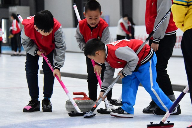 冬残奥会轮椅冰壶开赛中国队首战告捷(图1)
