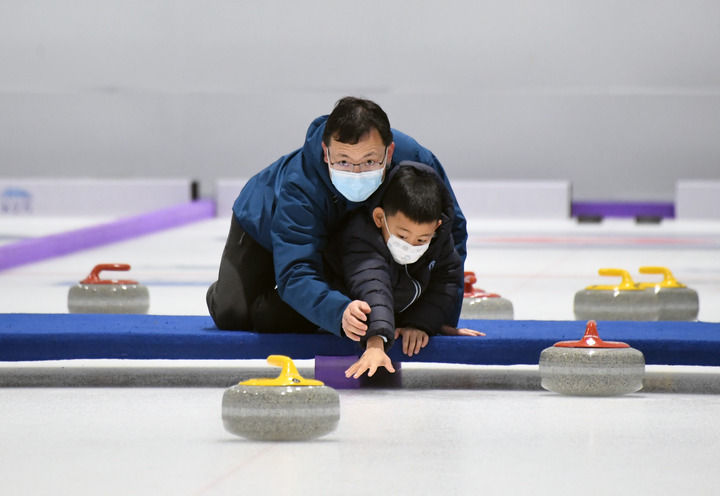 冰雪运动走进自贡校园点燃学子运动热情(图1)