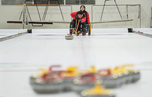 内蒙古第三届残健融合陆地冰壶挑战赛欢乐上演(图1)