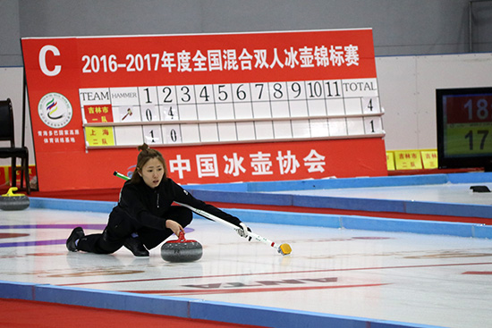 MK体育快乐过暑假｜五块石街道桌上冰壶球邻里赛趣味开赛！(图1)